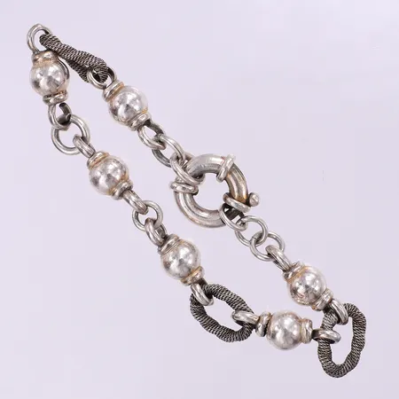 Armband ca 19cm bredd 6,2-8,2mm, lås defekt går ej att öppna, ostämplat silver Vikt: 18,6 g