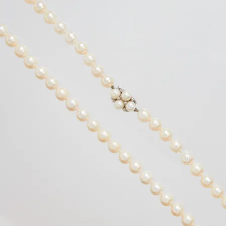 Collier med odlade pärlor längd: 47cm, bredd: 7,5mm, etui, lås i 18K bruttovikt 34,7g.