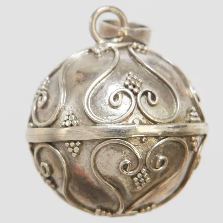 Hänge kula med bjällra, längd inkl ögla ca 3cm, Ø22,5mm, silver 925/1000 Vikt: 8,8 g