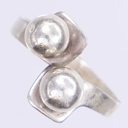 Ring kulor stl:18 bredd 3-14mm tillv. BEH Bengt Hallberg, ojämn skena, silver 925/1000 Vikt: 4 g