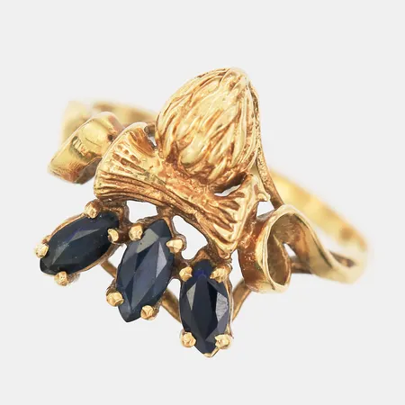Ring med navettslipade safirer, stl: 16¾, 14K guld Vikt: 3,1 g