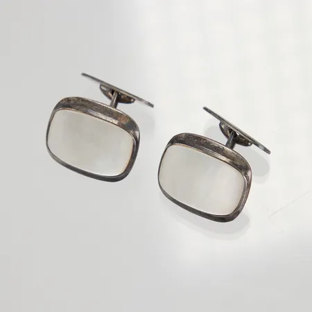 Ett par manschettknappar med pärlemo, 20x15mm, 835/1000 silver Vikt: 12,9 g