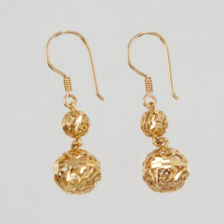 Örhängen filigran längd 34mm, bredd 5,7-9,3mm, ostämplad 18K, Vikt: 2,4 g