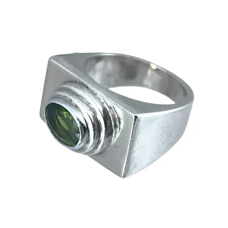 Ring silver 925/1000 grön sten, stl:19,0 mm, bredd 5-14 mm, uppbyggnad 8,5 mm, oidentifierad tillverkarstämpel, sten med minimalt märke Vikt: 12,6 g