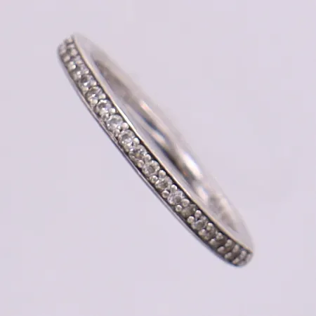 Ring med stenar stl:16½ bredd 2,1mm, silver 925/1000 Vikt: 1,7 g