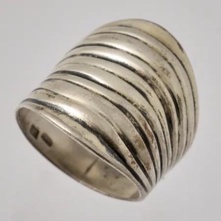 Ring stl:16½ bredd 4,7-21,3mm, silver 925/1000, spricka i skarv, 4,86g.
