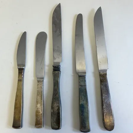 Fem knivar olika modeller Silver 830/1000. Vikt: 253,6 g
