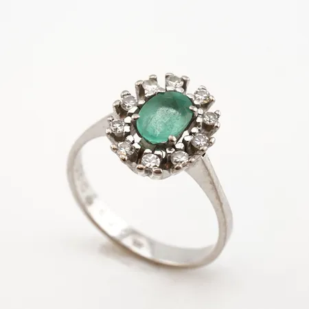 Ring med Diamanter 0,25ct och Smaragd 0,68ct, stl 18(56) 18K, 4,5gr Vikt: 4,5 g