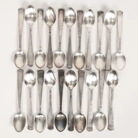21 Skedar modell Rosenholm, längd 121mm, Guldsmedsaktiebolaget I Stockholm, Stockholm år 1957-1968, bruksslitage, silver 830/1000 Vikt: 345,8 g