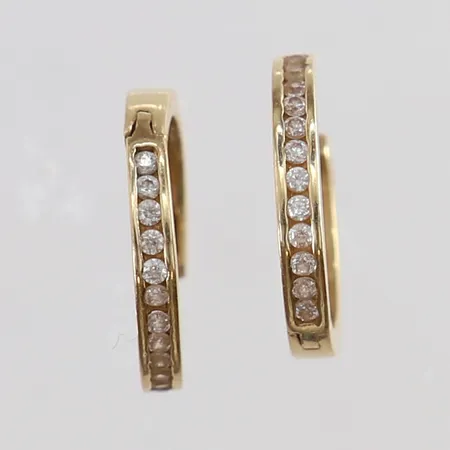 Ett par örhängen med vita stenar Ø10,5mm 14K. Vikt: 1,4 g