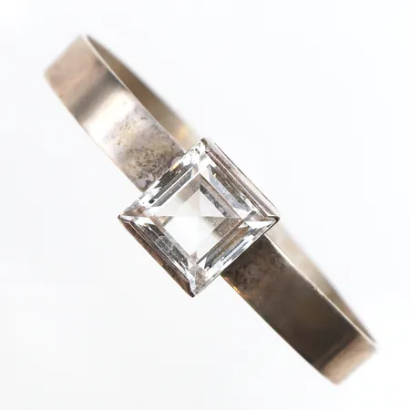 Stelt armband med bergskristall, innermått: 60x55mm, bredd: 8,2mm, Åke Lindström för Bengt Hallberg Guldsmeds AB, Köping år 1972, 925/1000 silver Vikt: 20,3 g