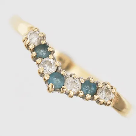 Ring med vita och gröna stenar stl:18, bredd 2-3mm, nagg, bucklor, 14K Vikt: 1 g