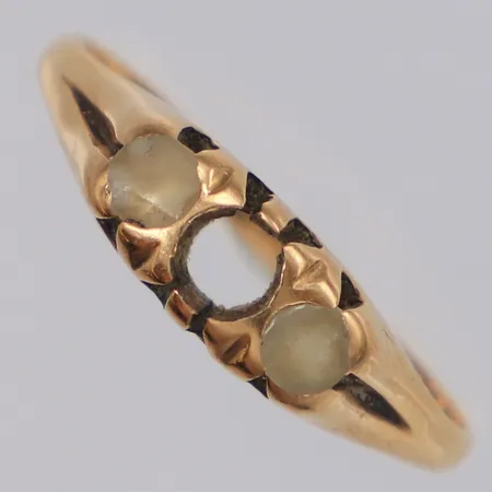 Ring med stenar stl:18¾, bredd 5,2mm, sten saknas, skadade stenar, 18K Vikt: 2,8 g