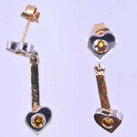 Ett par örhängen med mörkgula diamanter 4x0,10ct längd 27 mm bredd 7 mm vitguld/rödguld 18K. Vikt: 5,4 g