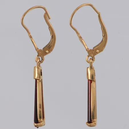Örhängen med röda stenar möjligen granater, längd 34,5mm, bredd 4,6mm, 18K Vikt: 2,7 g
