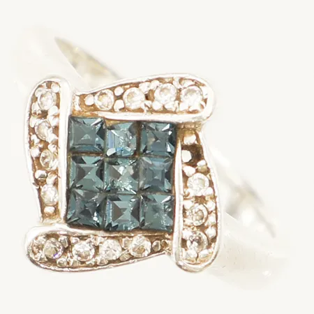 Ring med blå och vita stenar stl:16¼ bredd 3,3mm en sten saknas silver 925/1000 Vikt: 5,2 g