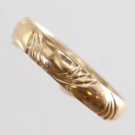 Ring med dekor Schalin stl:17½ bredd 3,8mm gravyr 18K.  Vikt: 3,5 g