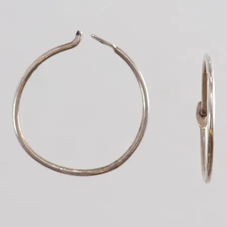 Ett par örhängen creloer Ø13mm buckliga Silver 830/1000. Vikt: 0,4 g