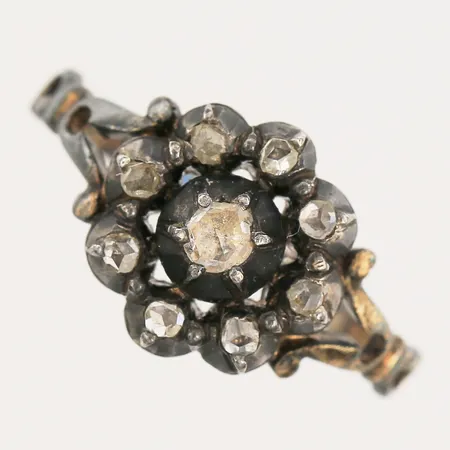 Ring med rosenslipade diamanter, tillverkad av Gustaf Dahlgren & co, Malmö 1935, 18K guld samt fattning i silver Vikt: 3 g