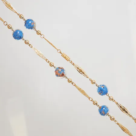 Collier med glas stenar samt metall, längd 84cm, bredd 6-14mm
