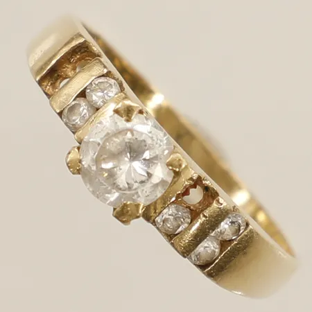 Ring med vita stenar stl:19¾, saknar stenar skev 18K Vikt: 2,7 g