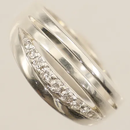 Ring med vita stenar stl:18¼ bredd 10,2mm silver 925/1000 Vikt: 5,6 g