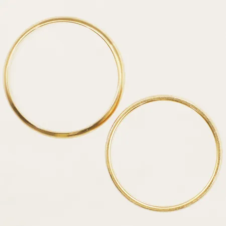 Två ringar gravyr 18K Vikt: 8,9 g