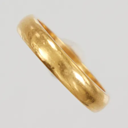 Ring stl:18 bredd 4,2mm, gravyr, 23K,  Vikt: 8,3 g