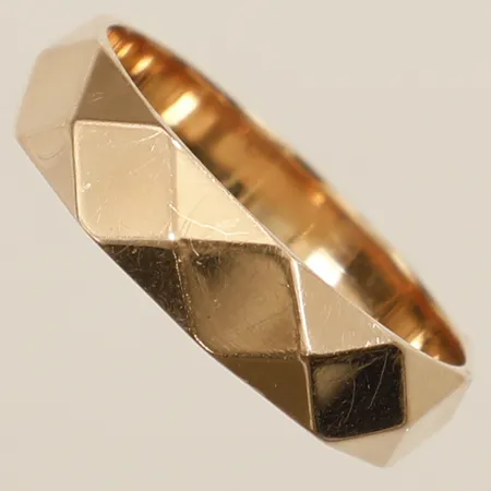 Ring med mönsterdekor stl:19½, bredd 5,2mm 14K Vikt: 3,9 g