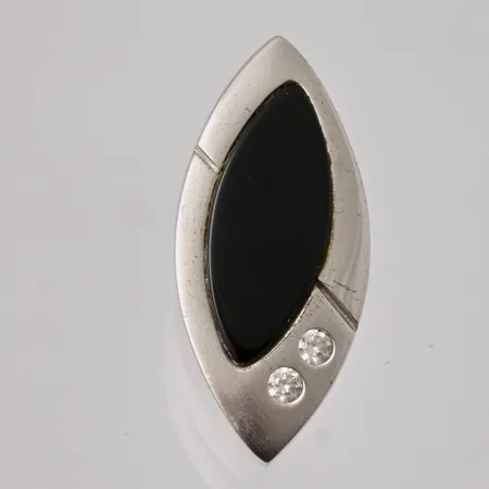 Hänge 10,8x23,8mm, 1st Onyx, 2st vita stenar, silver 925/1000, 3,46g.