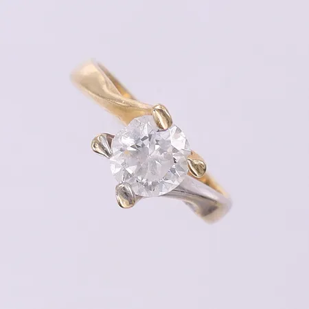 Ring med sten stl:16¼, bredd 7,6-14,3mm, naggad sten, tvåfärgad, behov av omrodiering,14K.  Vikt: 3,3 g