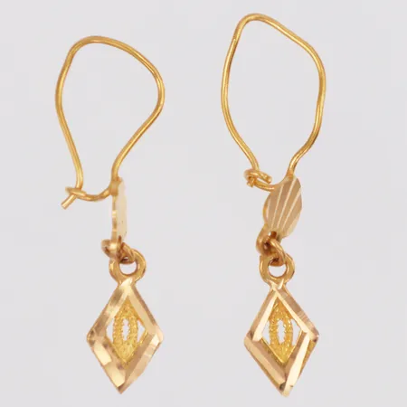 Örhängen längd 33mm, skeva stift, 22K Vikt: 1,7 g