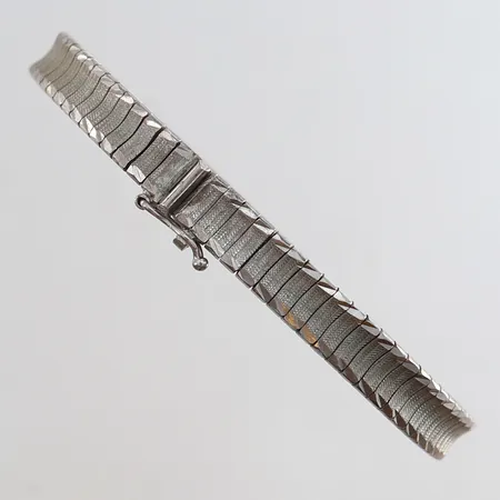 Armband halvstelt längd 18,5cm bredd 6,5mm Silver 835/1000. Vikt: 16,5 g