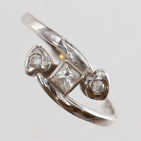 Ring med vita stenar stl:17¾ bredd 1,6-8,5mm vitguld 18K. Vikt: 2,3 g