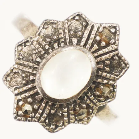 Ring med pärlemor samt markasiter stl:16 bredd 17,2mm saknar stenar silver 925/1000 Vikt: 2 g