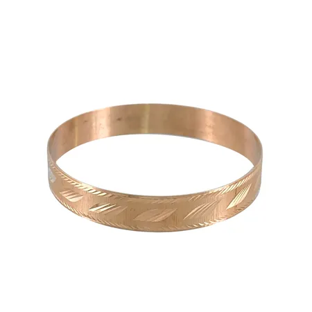 Armring i 10K guld, mönstrad modell, rund form, ej öppningsbar, inre omkrets 21,0 cm, bredd 11,7 mm Vikt: 14 g