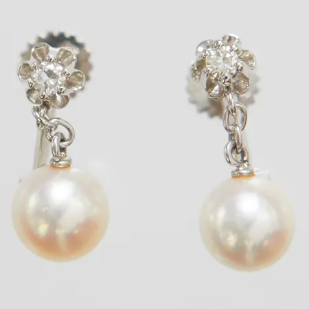 Örhängen med odlade pärlor samt diamanter 2 x ca 0,05ct, längd ca 1,5cm, bredd 15mm, skruvmekanism, vitguld, 18K Vikt: 3,1 g