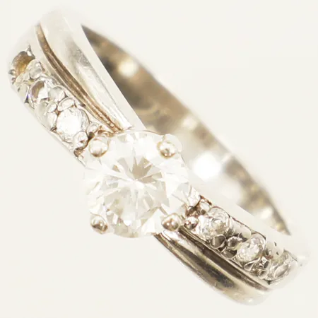 Ring med vita stenar stl: 17¼ bredd 6,9mm saknar en sten silver 925/1000 Vikt: 4,1 g