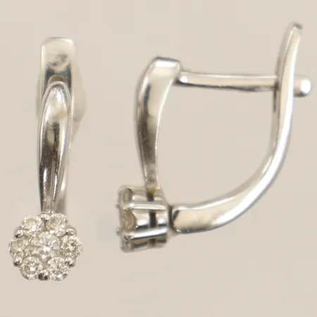 Ett par örhängen med diamanter 12xca0,01+2xca0,02ct, längd 12,4mm bredd 4,5mm vitguld 14K Vikt: 2,1 g