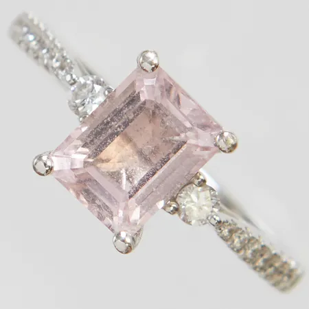 Ring med morganit ca.7,9x6mm samt diamanter 2 x ca.0,04ct och 14 x ca.0,005-0,01ct, stl:17¼, bredd: 1,8-8,7mm, vitguld, 18K Vikt: 3,9 g