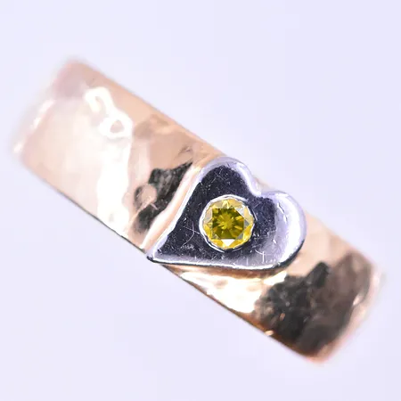 Ring med gul diamant 0,10ct enligt gravyr stl:19½ bredd 7 mm vitguld/rödguld 18K. Vikt: 13,1 g