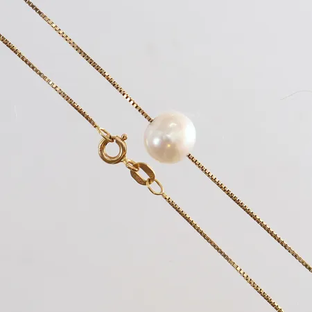 Collier med integrerat odlad sötvattenpärla Ø9mm längd 38cm bredd 0,7mm pärla med naturliga håligheter 18K.  Vikt: 2,7 g