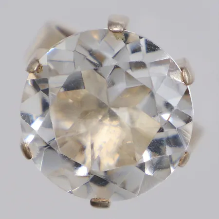 Ring med fasettslipad bergkristall, något reglerbar stl:16¾, bredd 16mm, BEH Bengt Hallberg Guldsmeds AB 1974, 925/1000 silver Vikt: 8,9 g