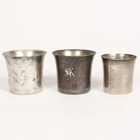 Tre supkoppar, höjd 4,5-5cm, Ø 4,5-5,5, gravyr "SKK", silver 830/1000 Vikt: 95,6 g