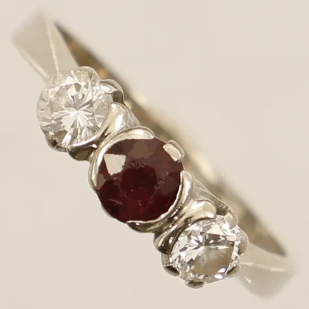 Ring med diamanter 2xca0,25ct samt rubin, stl:17½ bredd 5,1mm, slitna fasetter på rubin vitguld 18K Vikt: 4,1 g