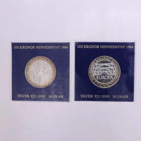 2 Minnesmynt 100kr Ø32mm Europa Förtroende Säkerhet Nedrustning Stockholm Sverige år 1984, i plastetuier, silver 925/1000 Vikt: 31,9 g