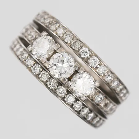 Ring med diamanter mittsten ca 0,35ct, 2 x ca 0,29ct, 68 x ca 0,02, en sten lös i fattning, kvalitet ca W-TCr(H-I)/VS,  stl: 17½, bredd 6-10mm, 18K vitguld Vikt: 10 g