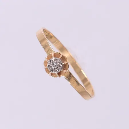 Ring med 8/8-slipad diamant 0,005ct, stl:17½ bredd 1,8mm, skev. 18K Vikt: 1,2 g