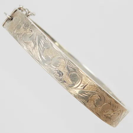Armband stelt med mönsterdekor, innermått 58mm, yttermått 63mm, bredd 9mm, öppningsbart, personlig gravyr, silver 925/1000 Vikt: 15,6 g