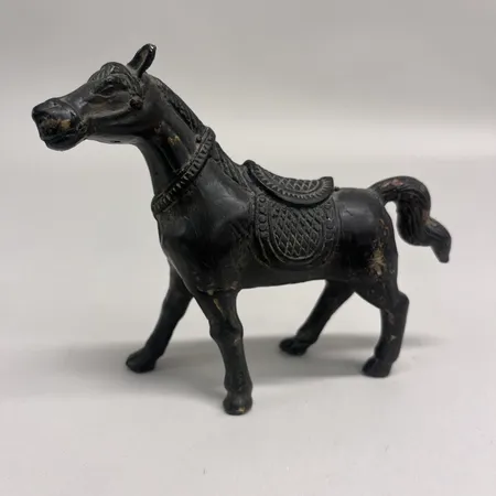 Häst i patinerad metall, orientalisk stil, längd 16cm, höjd 12cm, skav, slitage, avslag på 1 av hovarna